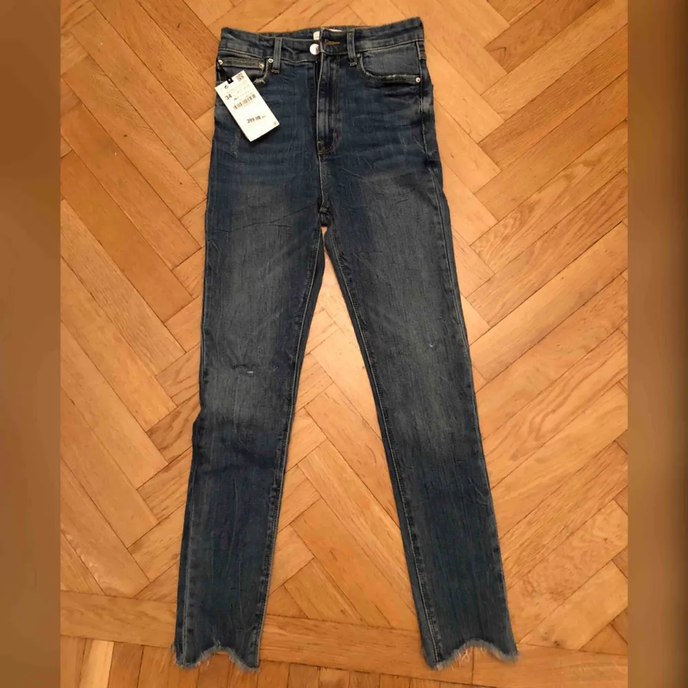 Jeans från Zara helt nya med lappen kvar. Nypris 399:- Möts upp i Stockholm eller postar, köparen står för frakt. . Jeans & Byxor.