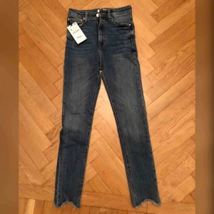  - Jeans från Zara helt nya med lappen kvar. Nypris 399:- Möts upp i Stockholm eller postar, köparen står för frakt. 