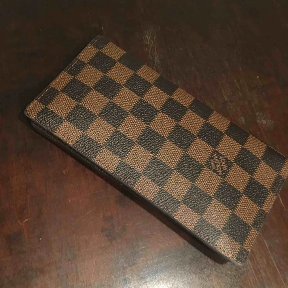 Väldigt fin fejk Louis Vuitton plånbok använt lite . Köparen betalar frakt om den ska skickas ... Väskor.