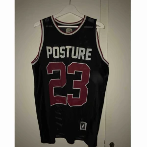  - Svart basketlinne i mesh. Bra skick, köpt på Carlings. Frakt tillkommer!