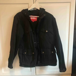  - Svart jacka från fjällräven. Storlek M. Sparsamt använd, i fint skick. 