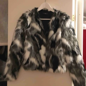  - Säljer en fin pälsjacka från Shein.com då den är lite liten på mig. Enligt mig passar jackan en XS-S. Inte jättetjock men funkar bra i nuvarande väder, framförallt till våren!! Går att knäppa i en hake fram. Frakten kostar 40kr :)