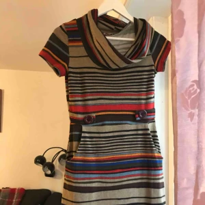  - Varm klänning men kortarmad! Haft 2-3 ggr på mig ! köpt på nätet !