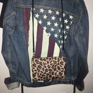  - Väska i leopardmönster