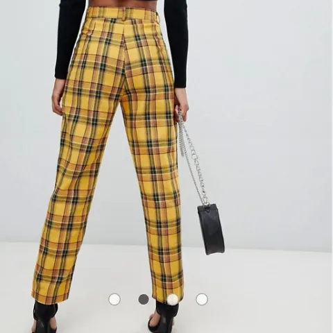 Byxor från Pretty little thing köpa på Asos i höstas. Aldrig använda. Storlek uk 10.. Jeans & Byxor.