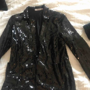  - snygg glitter blazer från nakd. Använd 1 gång. Jätte fin på nyår/jul etc😀