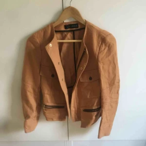  - Kort jacka från zara. Storlek s 