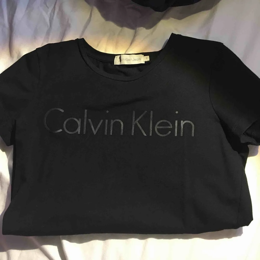 Äkta svart Calvin Klein T-shirt. Använd ett fåtal gånger, säljer för att jag inte använder den. Storlek S, men passar mer som XS. Frakt ingår!!. T-shirts.
