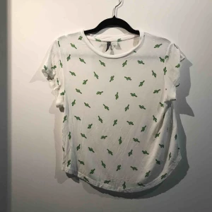  - Säljer en t-shirt från h&m i storlek M. Priset är inklusive frakt.