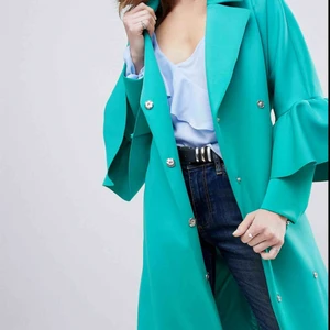  - Asos kappa i scubamaterial med rynkad ärm 