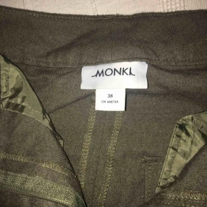  - Snygga skogsgröna kostymbyxor från monki, använda 1 gång, högmidjade