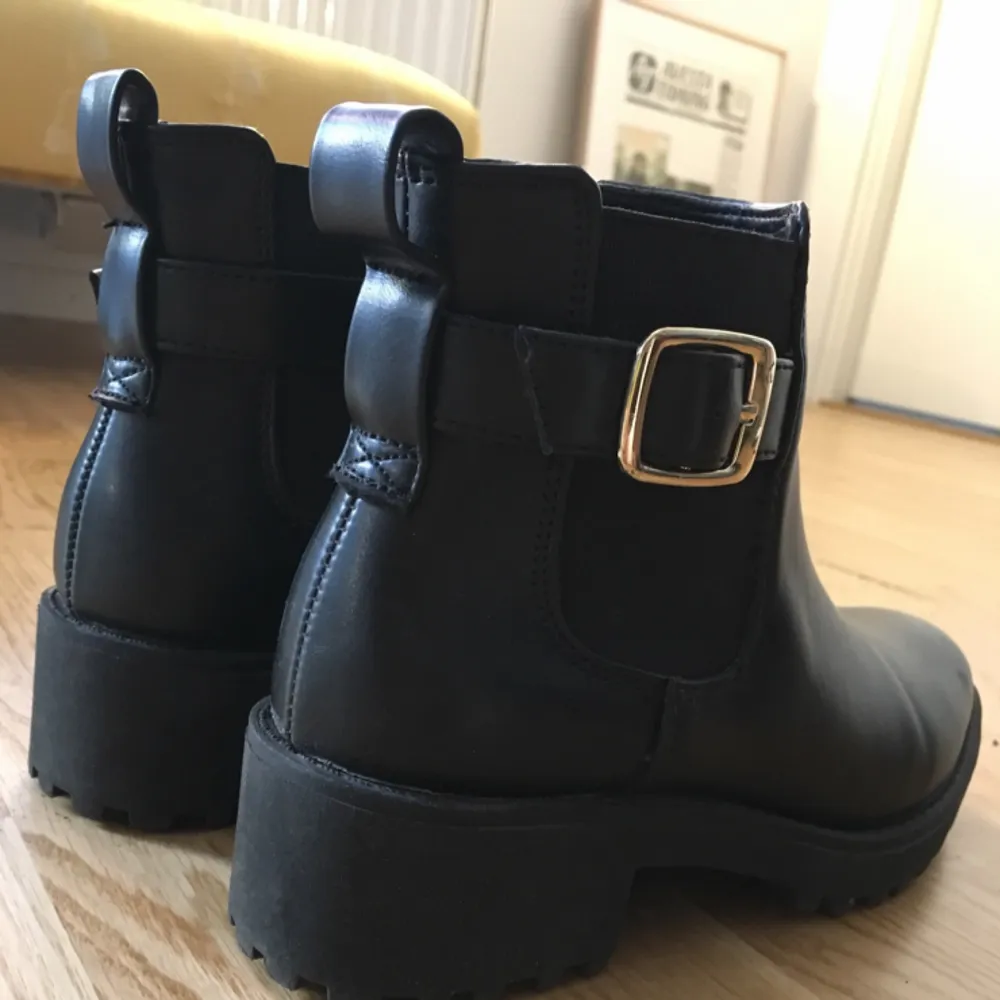 Superfina svarta boots i läderimitation med guldspänne. Säljer då det är lite för små för mig och därför inte används så mycket som de förtjänar (jag har storlek 36,5 egentligen). Kan mötas upp i Uppsala och Stockholm, annars står köparen för frakt. 😊. Skor.