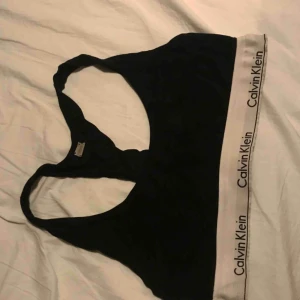  - Äkta Calvin Klein topp i svart, storlek M. Använd ett par gånger. :) 
