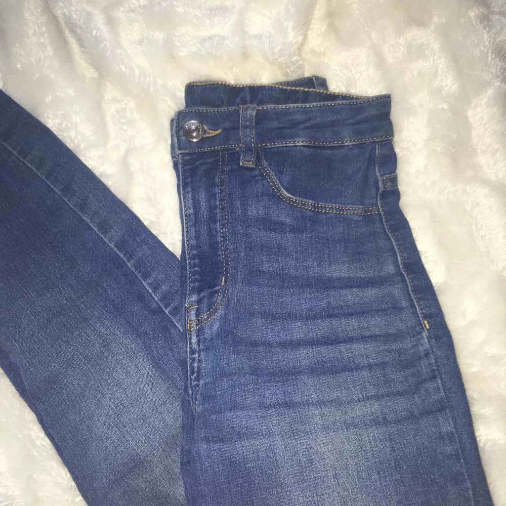 Aldrig använda jeansbyxor från hm. Jättesköna och fin ljusblåa. Köparen står för frakten❤️. Jeans & Byxor.