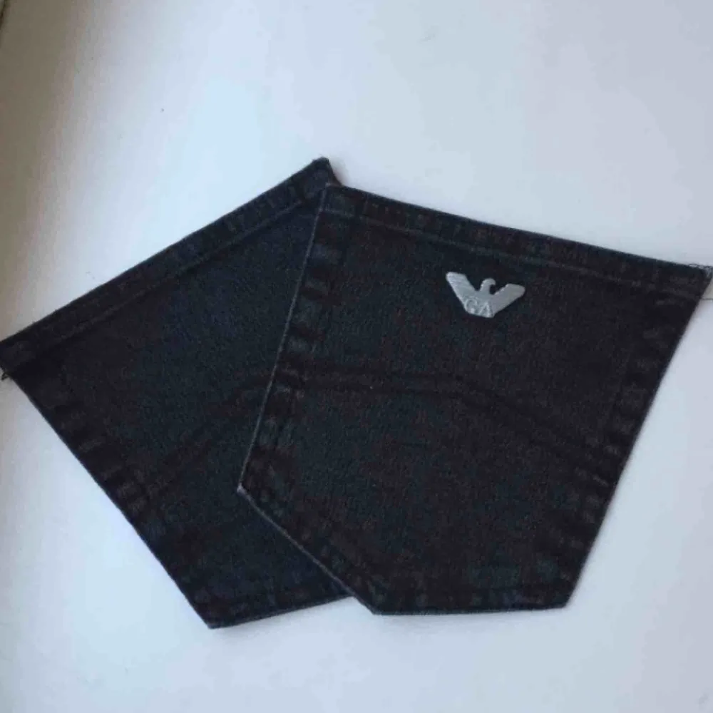 Säljer 2 st bakfickor från ett par vintage Armani jeans!  Fina att sy på andra byxor eller använda bara Armanimärket till något annat plagg ✨. Jeans & Byxor.