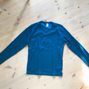  - Världens skönaste blå fleecetröja. Perfekt i outdoor-liv eller bara mysa hemma vintertid. Frakt tillkommer