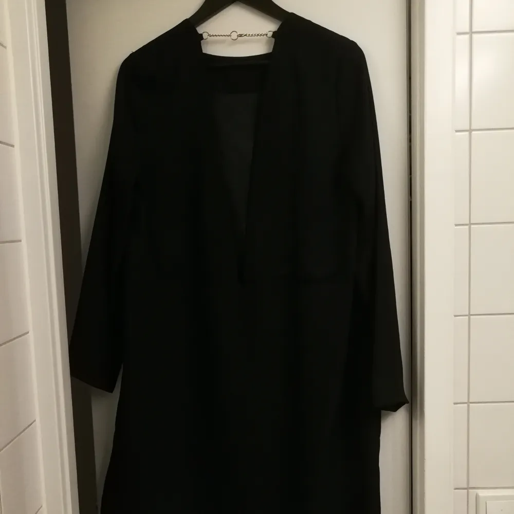 En väldigt fin svart klänning från Carin Wester med väldigt snygg låg rygg. Väldigt snygg som den är eller med skärp i midjan. Frakt betalas av köparen 🌺🌺. Klänningar.