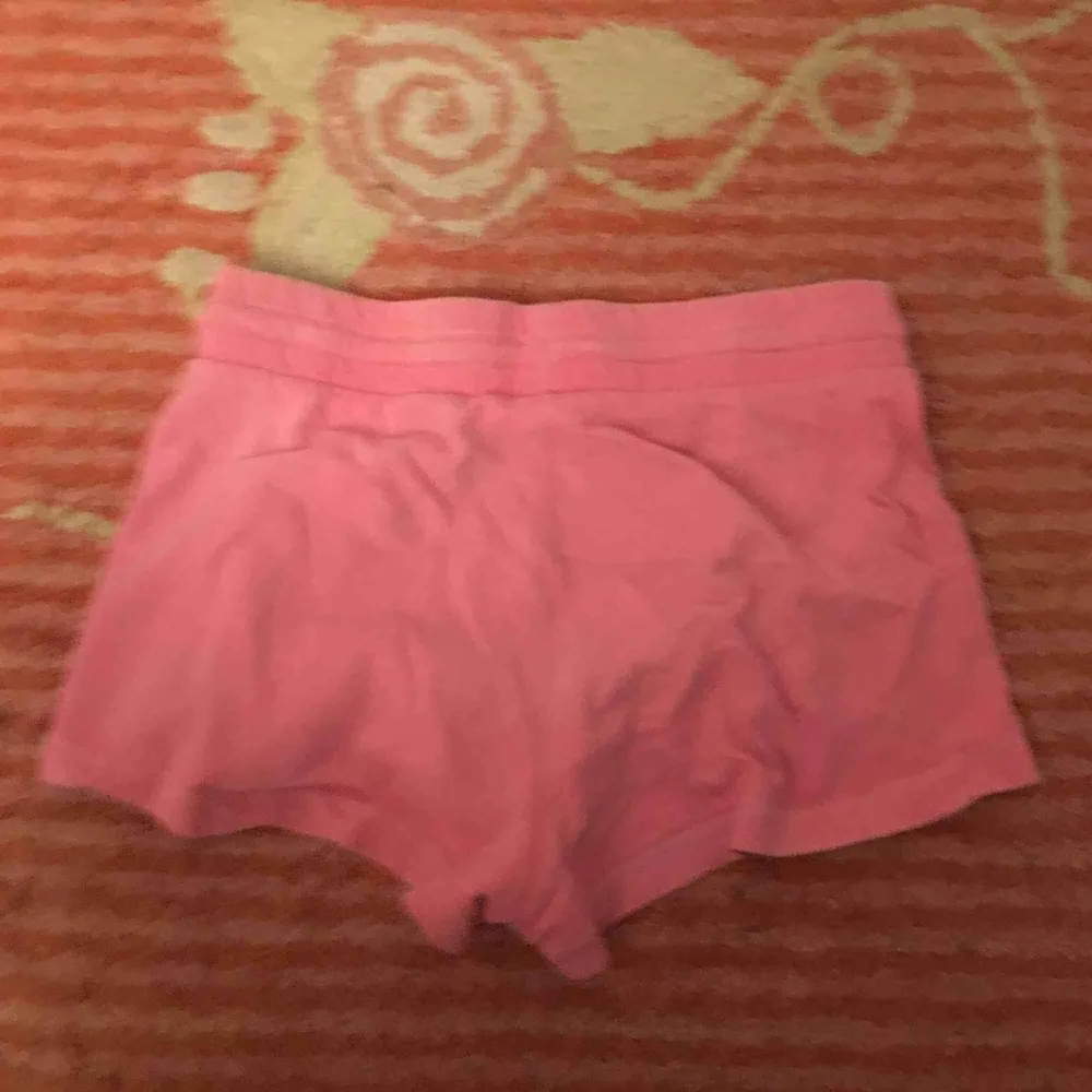 2 par rosa shorts i XS använda några fåtal gånger. 50kr för båda. Shorts.