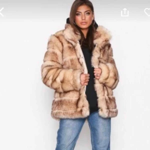  - Super cool faux fur från Nelly som aldrig har använts.  Nypris: 1200kr frakt på 80kr tillkommer eller mötas upp i linköping.  Kontakta för fler bilder 