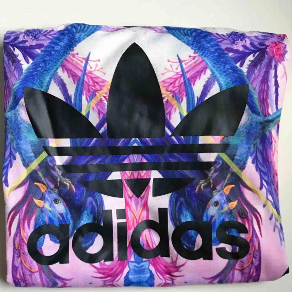 Fraktkostnaden (36 kr) är inkluderad i priset. 💌    Använd 0-1 gånger då den är för stor för mig, köpt på Adidas i Miami. . T-shirts.