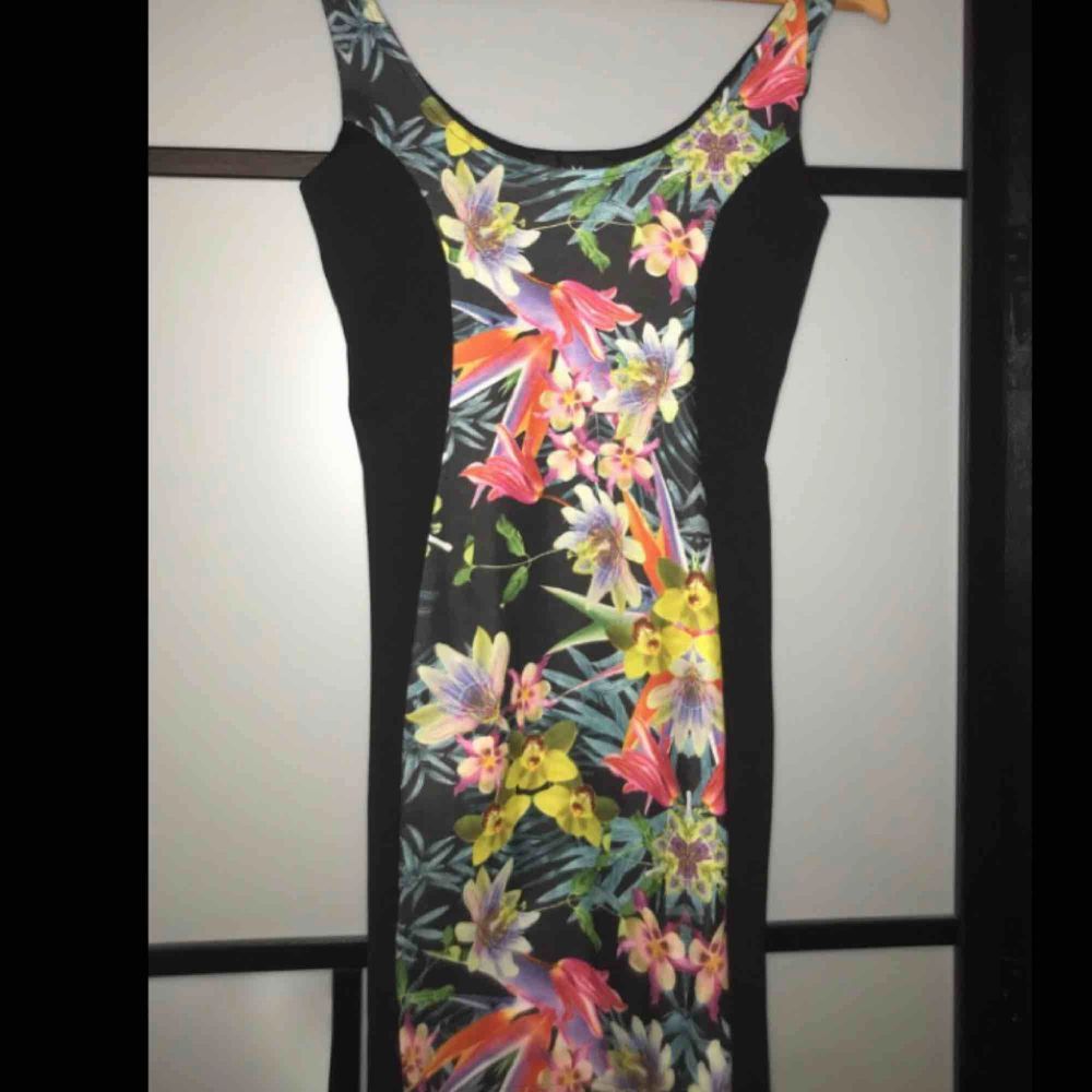 Superfin tropisk klänning från | Plick Second Hand