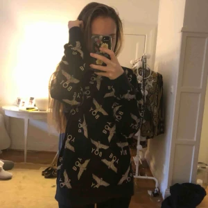  - Snygg BOY tröja. I fint skick. Använder knappt den och därför säljer jag. Väldigt skönt material. Kom med eget pris 🌹