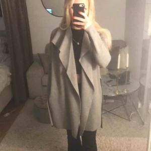  - En supersnygg kofta/kappa från Wera Stockholm. I väldigt bra skick, använd väldigt få gånger. Priset kan sänkas vid snabb affär