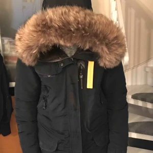  - Utan problem eller skador,sälja pga vill köpa store. Kan bytta med en annan XL oxå Hämtas i T centralen eller väsby runt pendeltåg