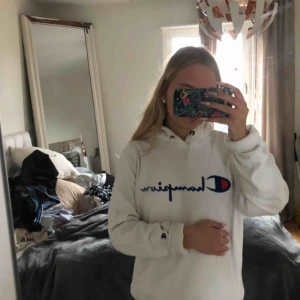  - Säljer min jätte fina champion hoodie som tyvärr är för stor för mig. I bra Skick. Skulle säga hoodien passar S-L fast än den är i large.