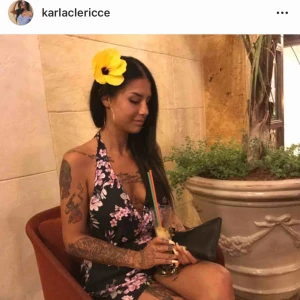  - Säljer min jumpsuit , köpt i Spanien . Man knyter den bakom nacken o har öppen rygg!  