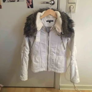  - Oanvänd vinterjacka som dock är lite för stor.