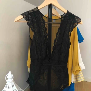  - Den populära spetsbodyn från H&M, använd 1 gång. Frakt tillkommer💚