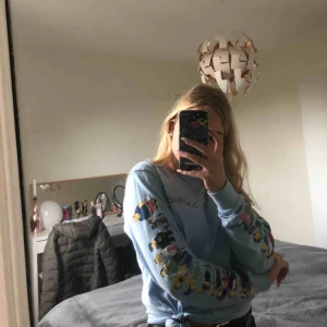  - Skulle säga mer S än XS, köptes för 399kr. Super fin Simpsons tröja som man kan styla till mycket. Säljer pga den är lite för stor för mig. Jag står för frakt eller möts upp