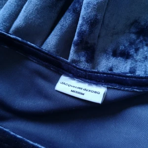  - Jättefin topp i krossad sammet av märket Jacqueline De Yong