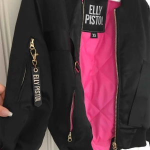  - Elly Pistol bomber jacka, inhandlad för någon månad sen men den har mest hängt i garderoben då storleken inte var riktigt rätt. Varit för lat för att returnera. Nypris 999kr