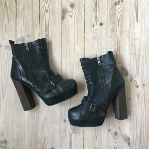 Skyhöga stövletter med en inbyggd platå i fram så det är lätt att gå i dem. I läder och lite slitna, men fortfarande sjukt snygga! #heels #boots  Kan mötas upp i Sthlm eller skicka - köparen betalar frakt! (Blir ca 90kr)