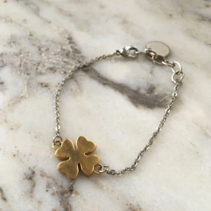  - gulligt lyckoarmband från edblad. som man ser på bilden är fyrklövern inte i nyskick, därav det låga priset. hämtas i sthlm eller skickas om du betalar frakt. säljer massor (kmr mycket nytt i dagarna), mängdrabatt finnes! 