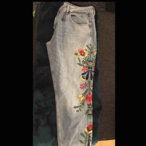  - Sparsamt använda jeans i Storlek 40. Frakt tillkommer om dom ska skickas.