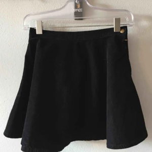  - Manchesterkjol i svart, strl medium. Använd men i fint skick!