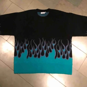  - Unisex oversized sweater från weekday. Originalpris 500 kr, slutsåld överallt. Knappt använd. Kan mötas upp i Malmö/Lund annars tillkommer frakt. 