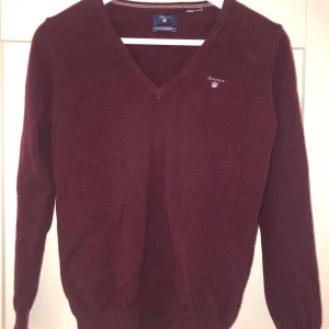 Stickad tröja från gant  - Vinröd stickad tröja från gant. Storlek står inte på men den sitter som en S. Använd endast ett fåtal gånger. Säljer för 100 kr plus frakt, alltså 163 kr. Pris kan diskuteras 