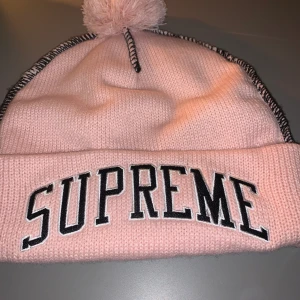 Supreme mössa, light pink, nyskick  - Säljer min (Supreme contrash stitch beanie light pink), one size, den är i nyckick kvitto finns om det önskas samt fler bilder😊 nypris 700 kr