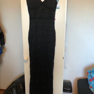Långklänning  - Svart spets långklänning 
