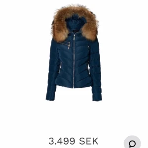 Hollies jacka strl:36  - Marinblå hollies jacka storlek S men passar även mig som är XS. Den är som ny, inga fel. Pälsen är jättefin och stor.