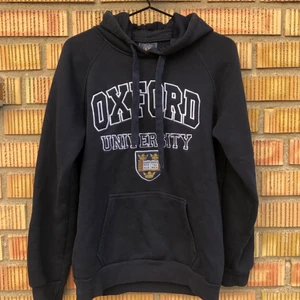 Oxford University Hoodie - Säljer den här snygga Oxford University hoodien som är köpt i London! Kan mötas upp i Sthlm, annars står köparen för frakten 💜💕 OBS OVERSIZED SMALL 