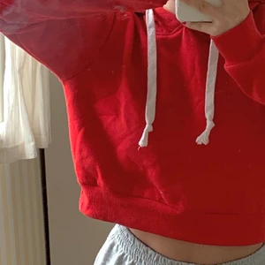 Hoodie - Röd asmjuk croppad hoodie. Minns inte storleken men skulle säga XS-S beroende på hur man vill att den ska sitta. Säljer pga använder inte längre. Kontakta för fler bilder, möts upp i gbg eller fraktar ❤️❤️❤️ (ej fläckar på tröjan, dem e på spegeln) 