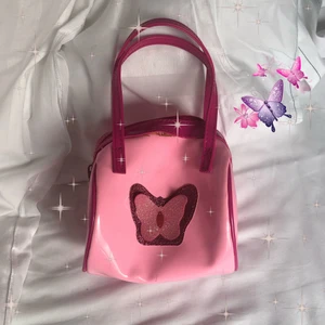 Fjärils väska🦋 - En rosa fjärils väska💗 Okänt märke (har några skador) BETALNINGEN SKER VIA SWISH (köparen står för frakten)