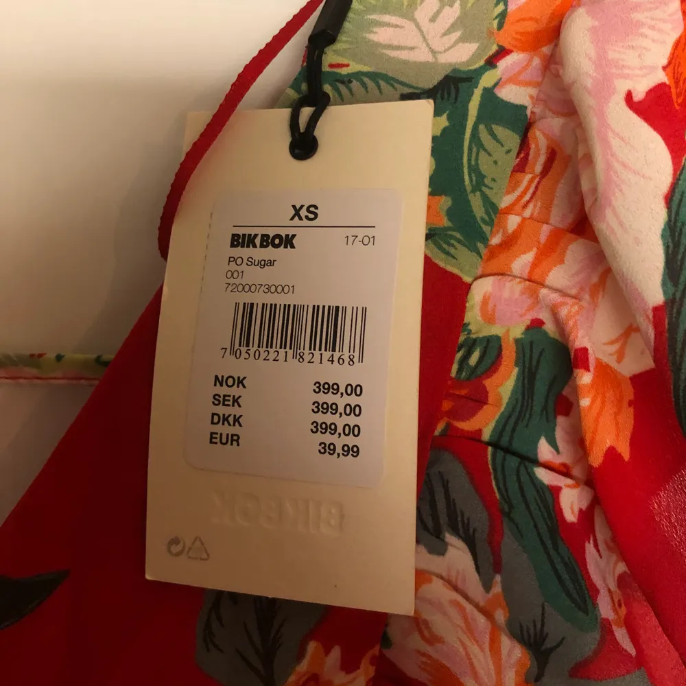 Säljer en blommig jumpsuit från bikbok. Aldrig använd, prislapp kvar. Nypris 399kr väljer för 180kr. Köparen står för frakt 79kr. . Klänningar.