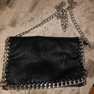 TIAMO väska från scorett - Väska från märket TIAMO från scorett. Fint skick, ny pris 499kr säljer för 150kr. Köparen står för frakt 79kr.