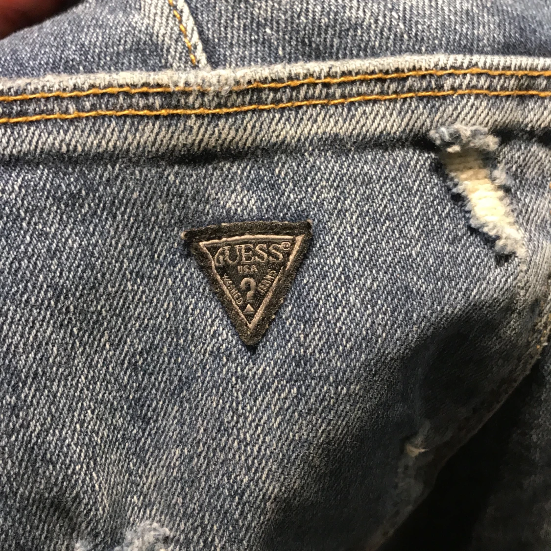 Guess byxor strl.26 säljer dom för att de är för små Nypris:1100kr budet börjar från 900kr är i nyskick - 90